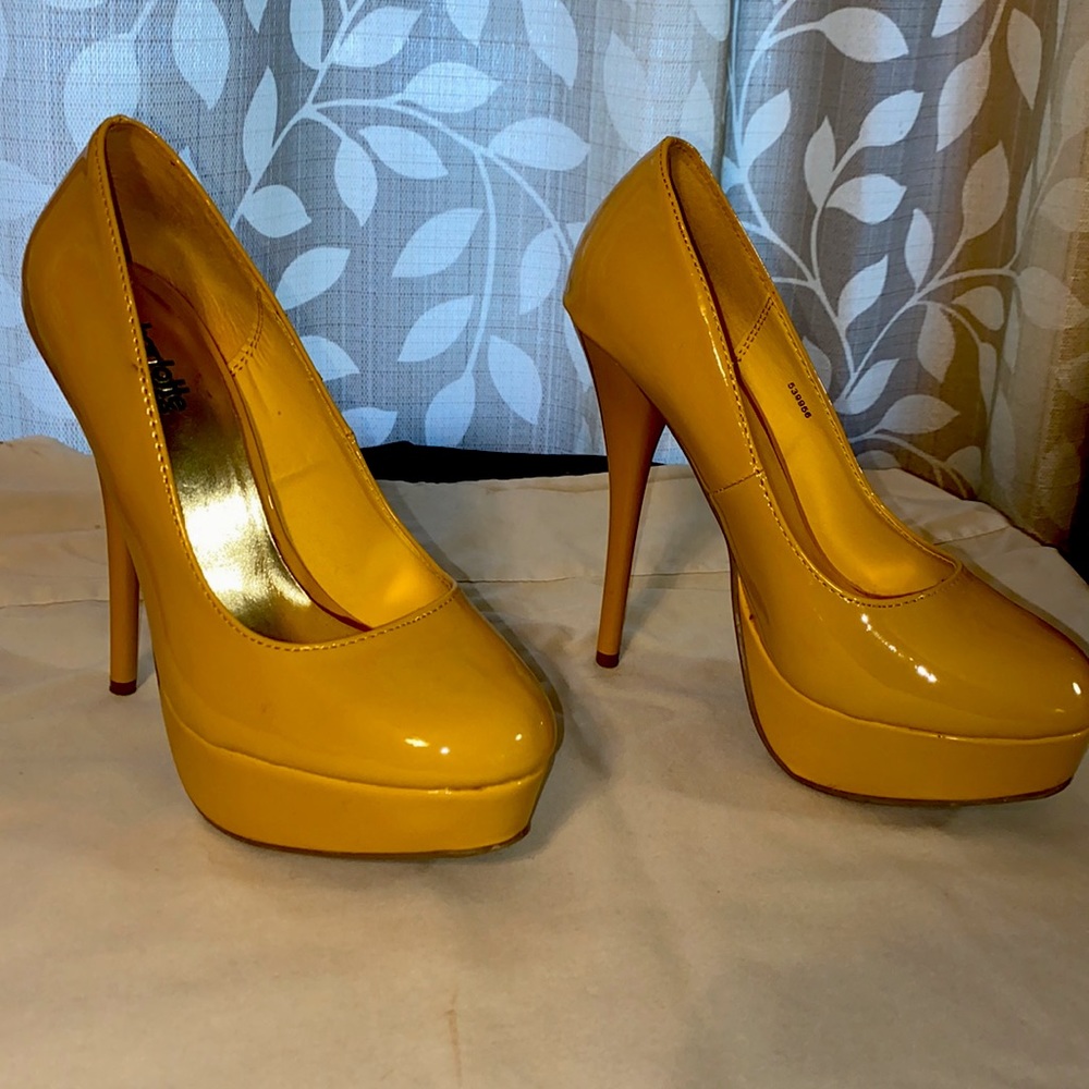 YELLOW HEELS